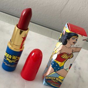 MAC Lipstick - Russian Red (Wonder Woman)